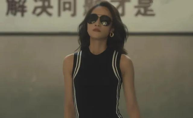 这一次轮到刘亦菲翻车?《玫瑰的故事》床吻戏一出,观众直呼荒唐