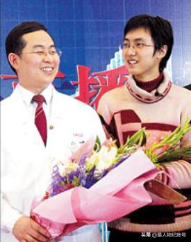 17年前,背母上大学的刘霆,后来变性成为女人,如今怎么样了?