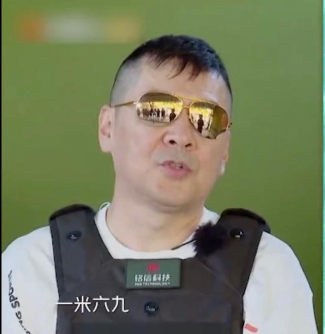 女嘉宾身高:蒋勤勤1米69,秦海璐1米65,看到吴宣仪:完美避险