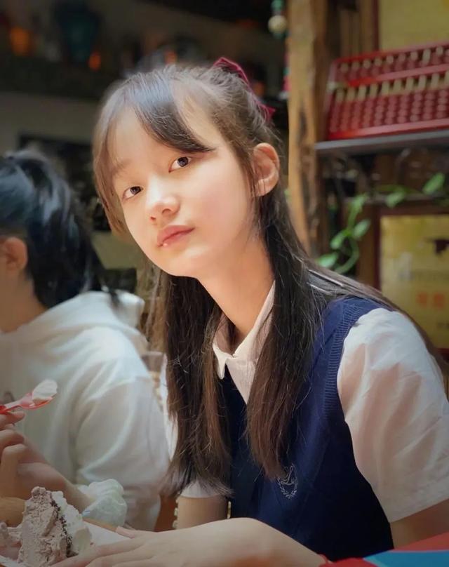 赵薇“女儿”3岁演公主,7岁被全网禁止整容,如今17岁美得不敢认