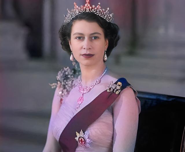 欧洲唯一实权王室，英国女王身世大揭秘，亲民领袖背后一地鸡毛