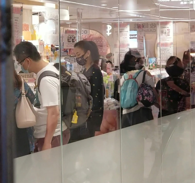 霍汶希11岁女儿罕见曝光,看到镜头即刻躲助手身后,生父至今是谜