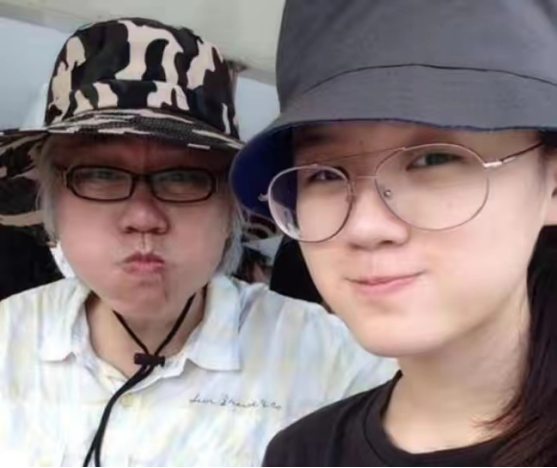 9年过去,因“爷孙恋”走红的林靖恩,已失去纯真笑容,一脸疲惫