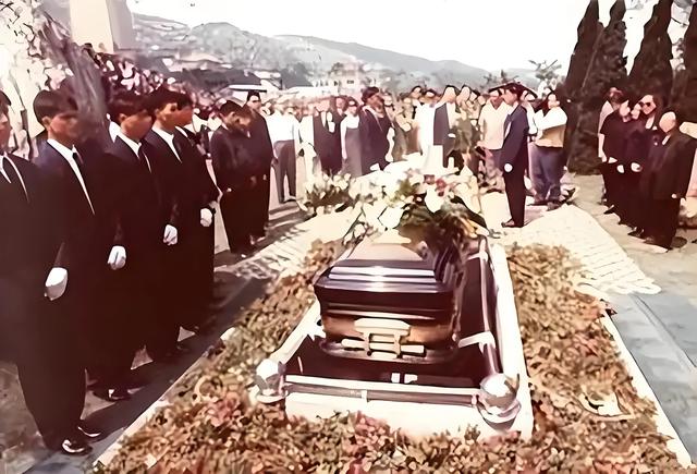 一代歌后邓丽君在泰国香消玉殒,其去世之谜为何疑点重重?