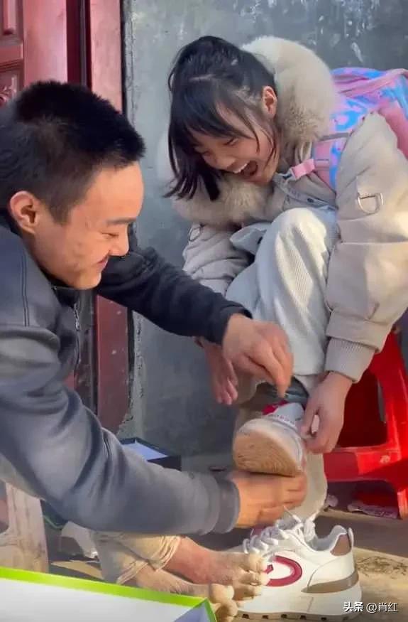 陕西兄妹，兄靠爬行养家，妹凭微光奋进，哥哥看到妹妹奖状后泪崩