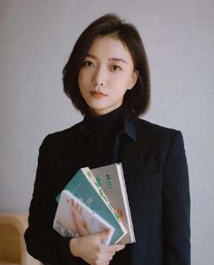 王洛丹(王珞丹：从四小花旦到从事业巅峰跌落神坛，她经历了什么？)