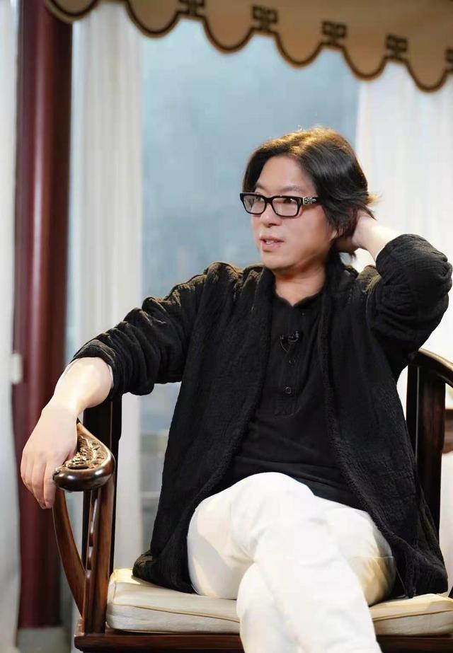 高晓松暴瘦26斤后现身街头,脸部松垮气色差,被指减肥后脱发严重