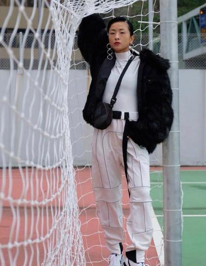 陈奕迅妻女近照,45岁徐濠萦比女儿还潮,鼓励女儿约会十足辣妈