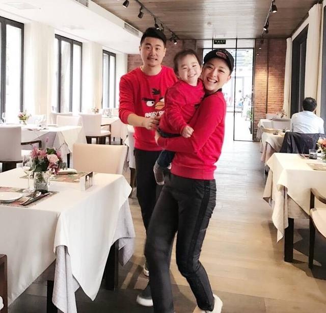 女星黄小蕾:单亲妈妈“闪婚”,她也“闪婚”,而今状况怎样?