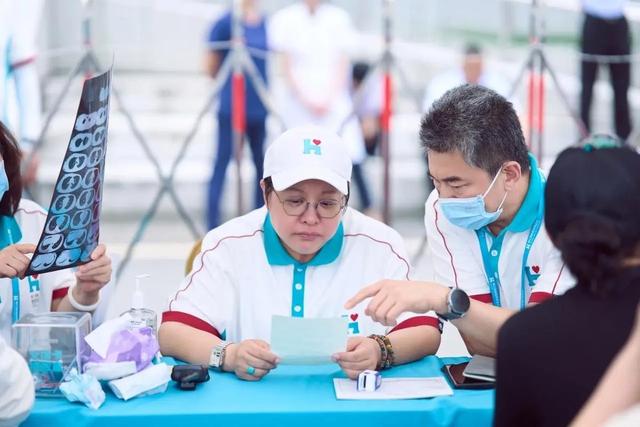 韩红基金会再度被质疑!56名员工发了600多万工资,合理吗?