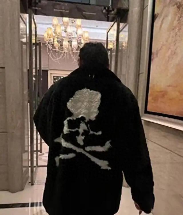 王思聪深夜现身英国 KTV,酒保晒照,20 瓶黑桃 A 超吸睛