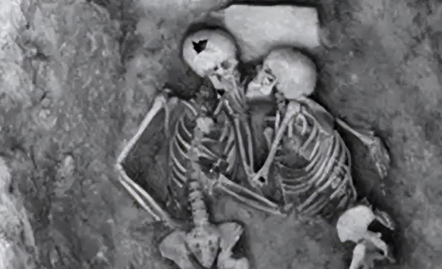 谷仓密恋穿越千年:伊朗情侣拥吻遗迹曝光2800年