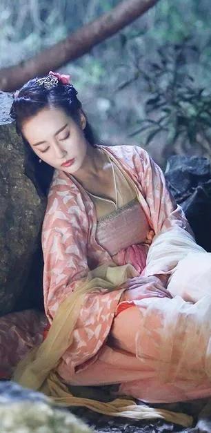 花千骨最先和霓漫天是好朋友的可是……霓漫天黑化了,真是意难平