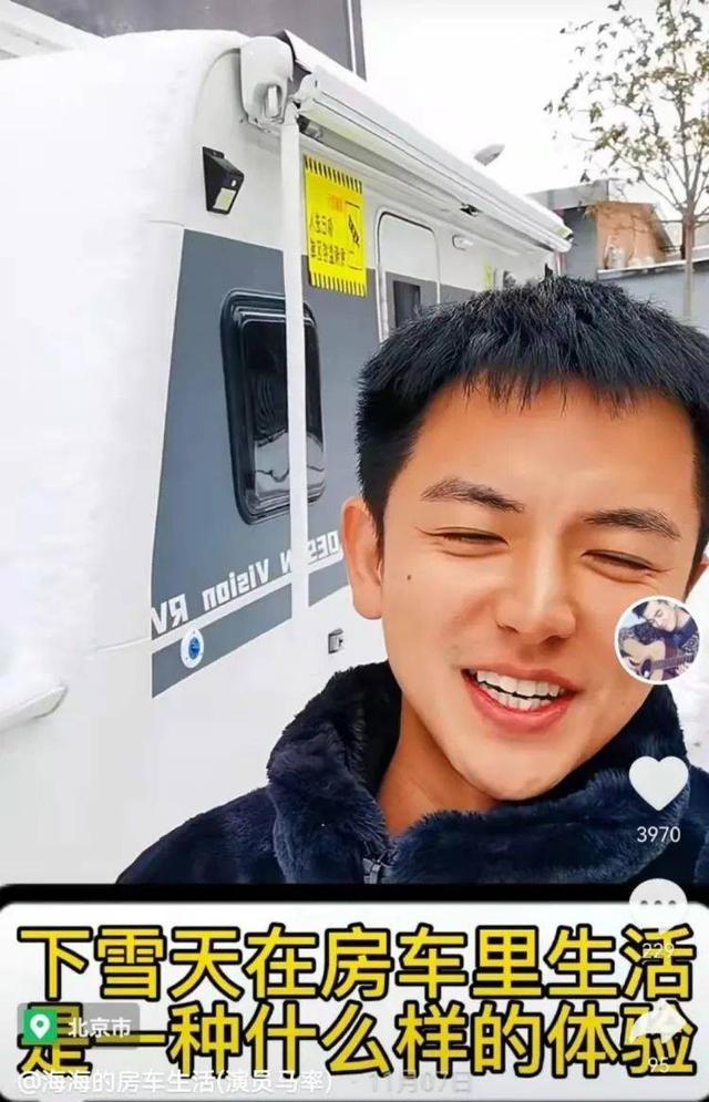 娱圈底层演员现状,陪母街头卖菜,结不起婚,租不起房,治不起病