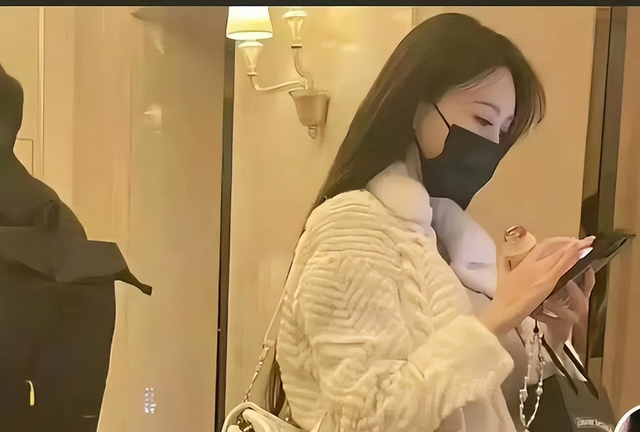 叶珂黄晓明分手后首露面,孕晚期大肚引关注