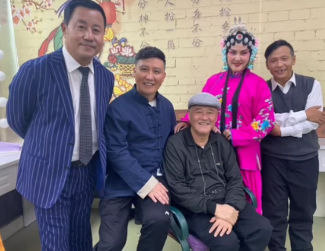 64岁赵本山正式退休!已卸任董事长职务,近照曝光头发花白显疲惫