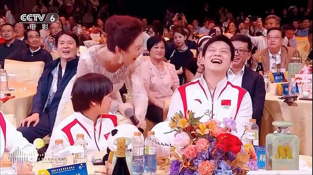 大湾区这夜,70岁成龙唱歌抢拍真尴尬,樊振东忘关麦乱说话丢大人