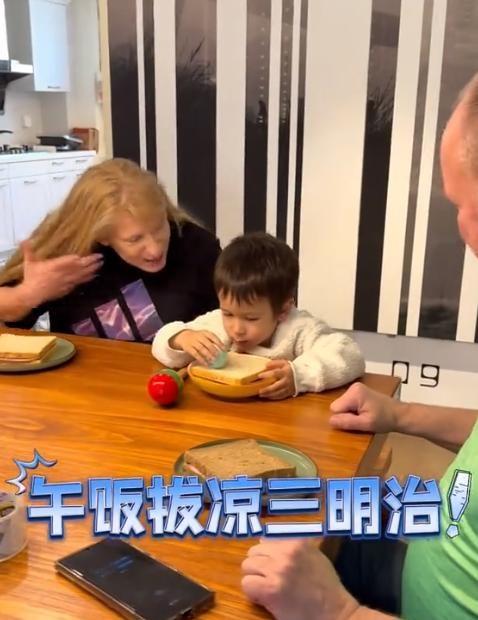 加拿大公婆中国探亲,饮食文化大碰撞!公公竟为美食“背叛”妻?