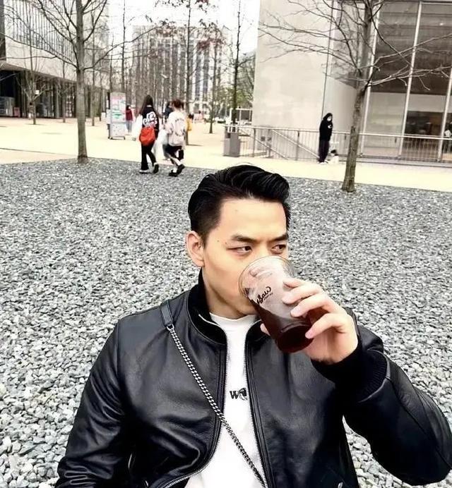 住院的肌肉男火了!这胸肌太好看了!