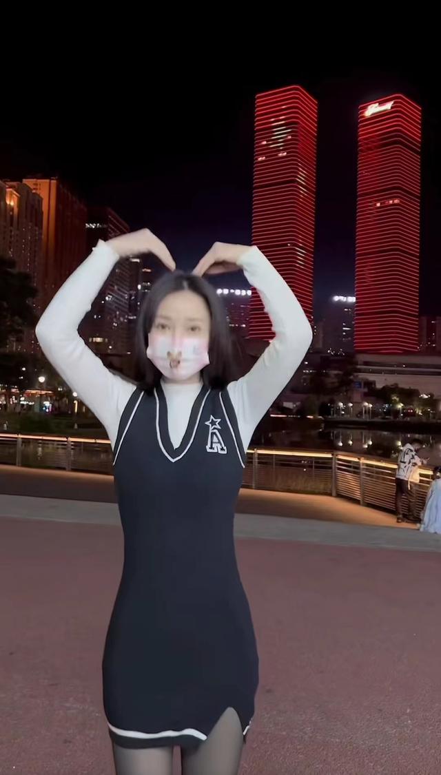 柳岩街头身着黑丝短裙跳舞无人识,双腿纤细笔直,小蛮腰盈盈一握