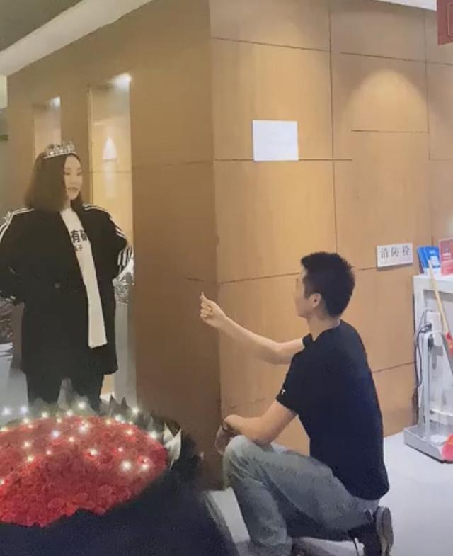 32岁女主持人被求婚!当场泪奔与男友热吻,男方准备仪式超2年