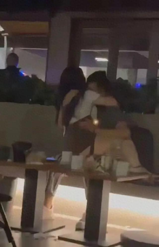 情侣在咖啡店激情热吻,女子骑在男子身上,走光暴露不堪入目!