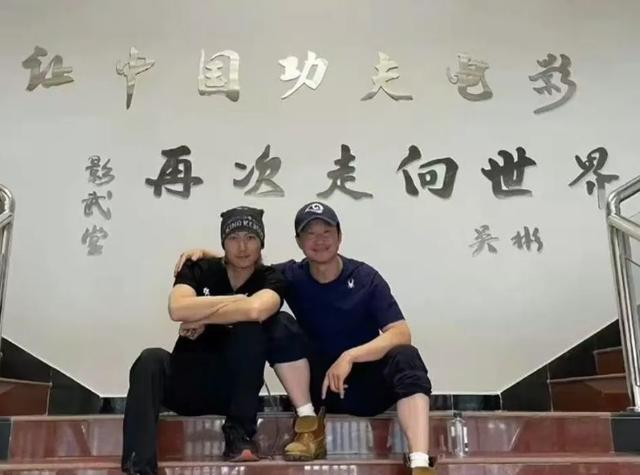吴京春节拜访朋友,与李连杰等武术界大咖重逢,师父吴斌坐C位