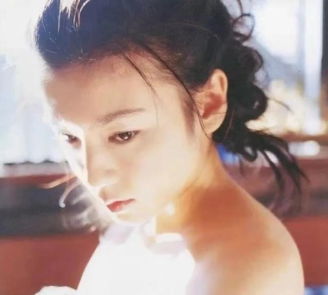 曾拍摄多部“三级片”，她比柳岩还性感，如今42岁依然美的像少女