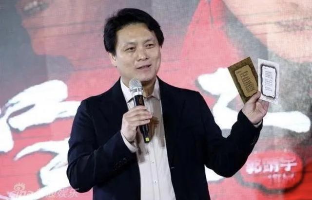 41岁名导巨兴茂娇妻怀孕!挺大肚做高难度瑜伽,戴大金链贵气十足