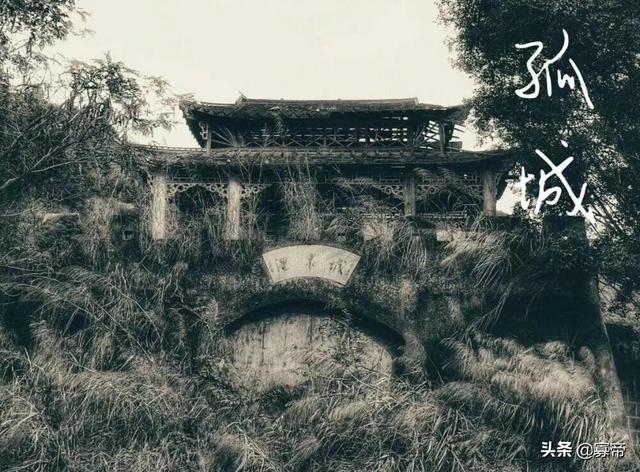 《孤城》:在网上我曾看到过一小段评价这首歌的