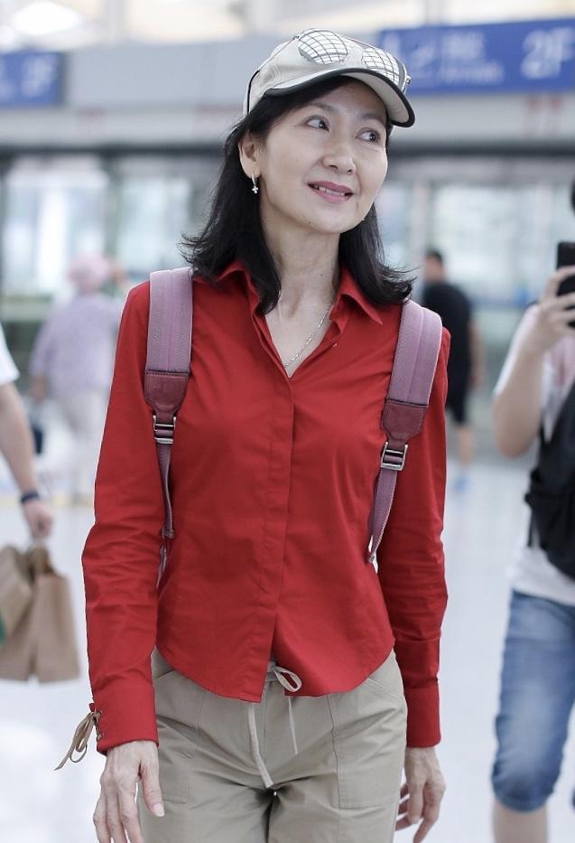 《新白娘子传奇》里的小青,穿衬衫配阔腿裤,61岁气质不输赵雅芝