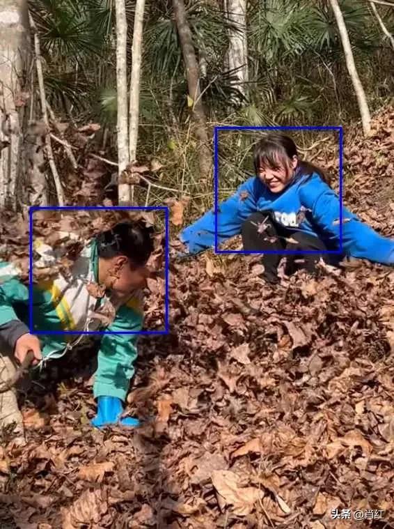 陕西兄妹，兄靠爬行养家，妹凭微光奋进，哥哥看到妹妹奖状后泪崩