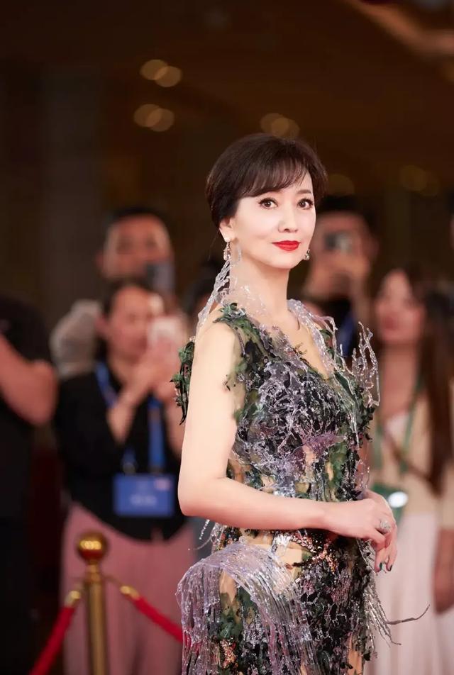从白素贞到时尚女王,赵雅芝70岁冻龄真相