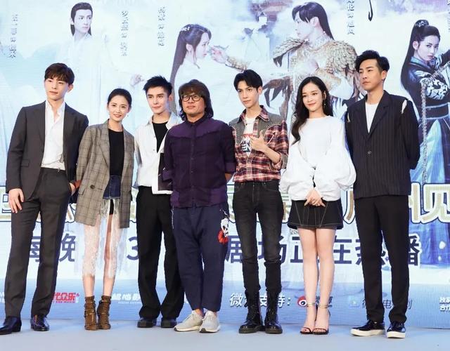 罗云熙有177cm?和同组女演员对比,暴露真实身高
