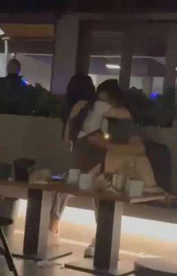 激情激吻(情侣在咖啡店激情热吻，女子骑在男子身上，走光暴露不堪入目)