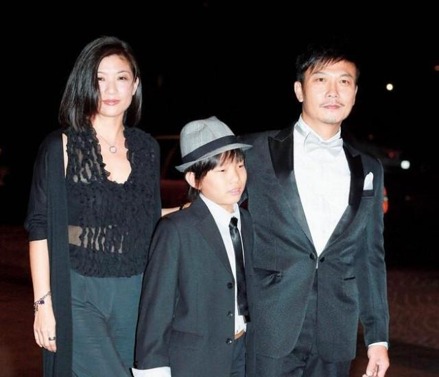 钱小豪家人齐聚庆中秋,太太丘倩鸣朴素出镜,俩儿子颜值相差甚远