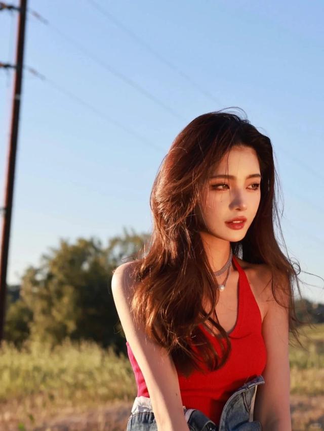 外网热赞的氛围感美少女,原来是位国产网红!