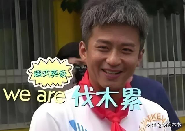 45岁邓超看儿子打球被偶遇,胡子花白显沧桑,知情人曝白发原因