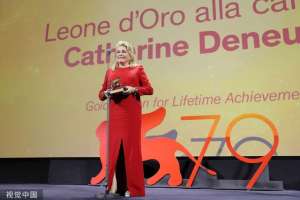 凯瑟琳德纳芙(法国女星凯瑟琳·德纳芙领取威尼斯电影节终身成就奖，三大电影节均获此殊荣)