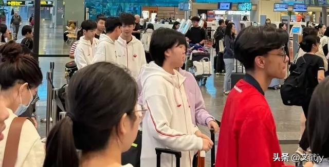 国乒凯旋回京:王楚钦大包小包,莎莎佳佳被围拍,曼昱陈幸同聊天