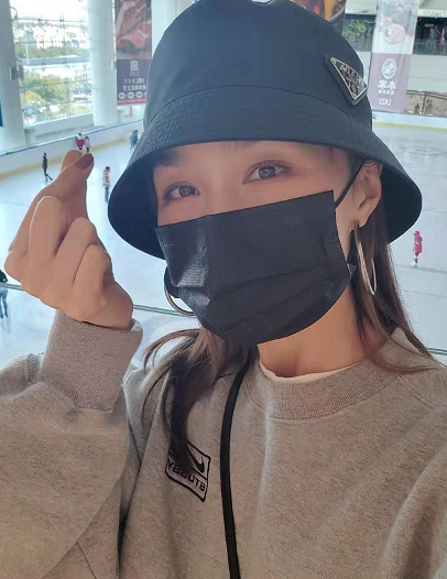 雷佳音罕秀恩爱,外出逛街帮老婆背包,8岁女儿身高优越有气质