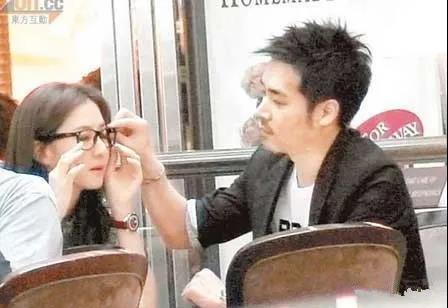 恋上51岁已婚大叔,32岁的香港女星当街失态,为爱着了魔?