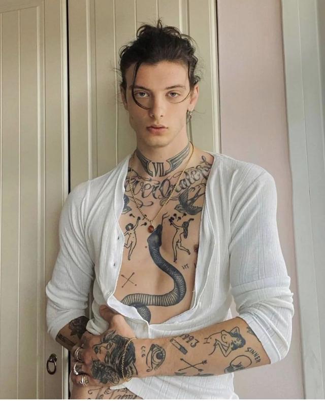 非主流男模登上 VALENTINO 时尚秀场,终于获得了主流的认可