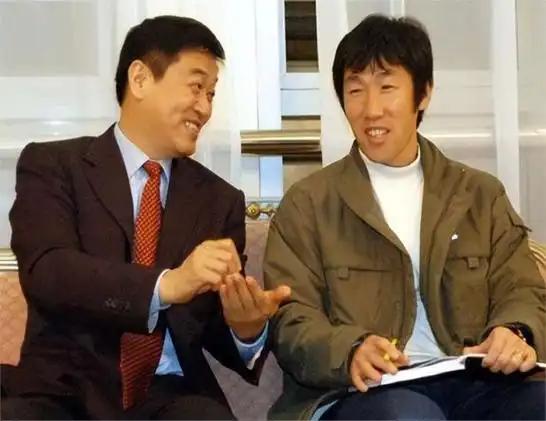 00年,岳阳书记离任时,却猛然发现自己连市委大门都走不出,为何
