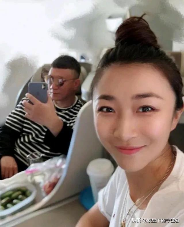 孙红雷北京过年岳母首露面 状态超绝像同辈