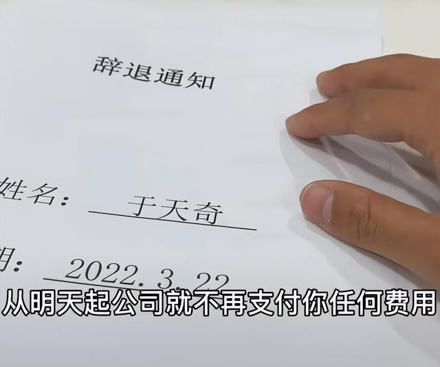 娱圈底层演员现状,陪母街头卖菜,结不起婚,租不起房,治不起病