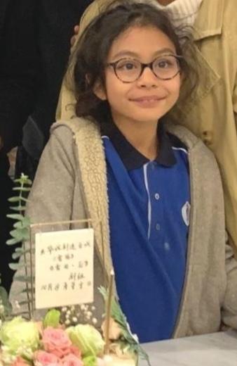 刘烨儿女近照罕曝光,诺一帅气难掩霓娜长相显老气,兄妹差别大