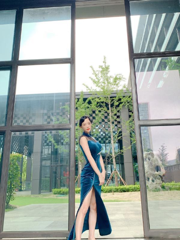 “亚洲第一美女”克拉拉,穿旗袍优雅又妩媚,依旧遮不住的性感