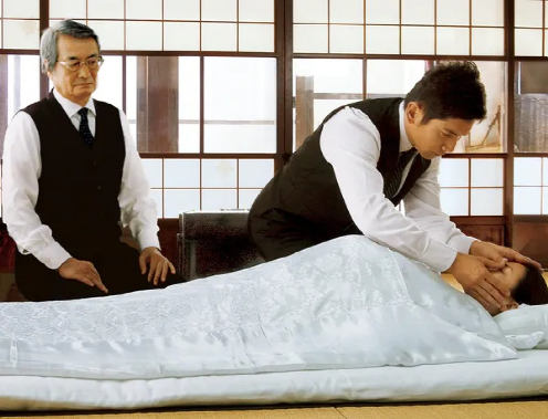 时隔12年,重看《入殓师》4K修复版,奥斯卡奖拿得实至名归