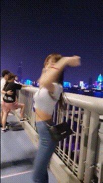 晚自习突然断电,趁机我亲了班花一下,谁料她低声告诉我一个秘密